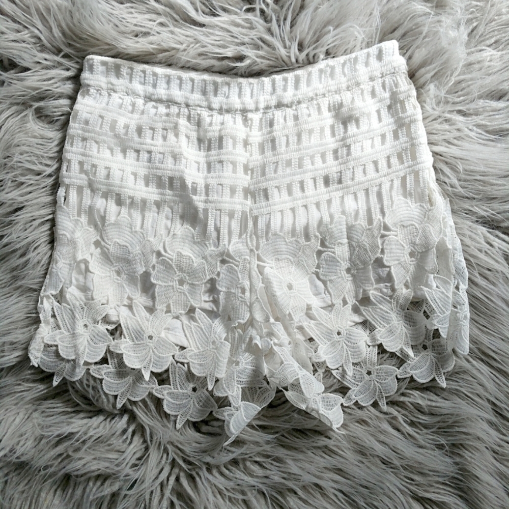 LOVE RICHE Floral Scalloped Lace Shorts White